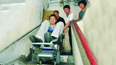 新闻晨报：三区试点“爬楼机”目前只服务残疾人 对操作者有一定要求