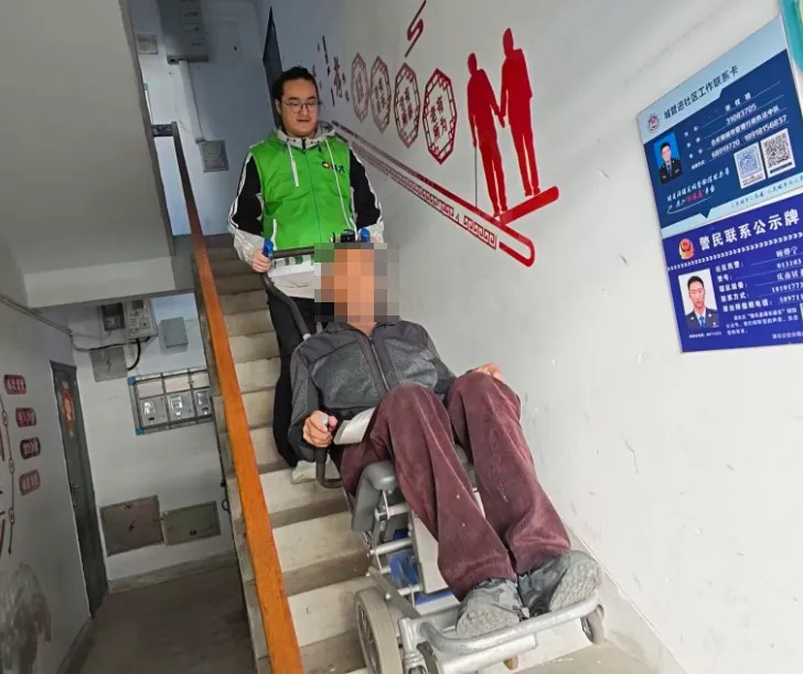 告别“悬空”，暖心直达！展大爬楼机公益助老