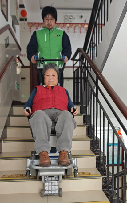 展大爬楼机：以科技微光，点亮银龄舞者逐梦路
