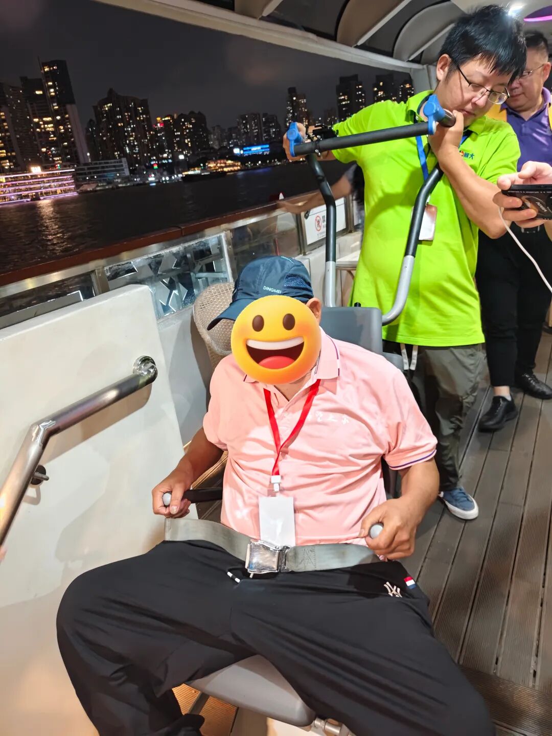 展大工作人员操作爬楼机协助残友登船